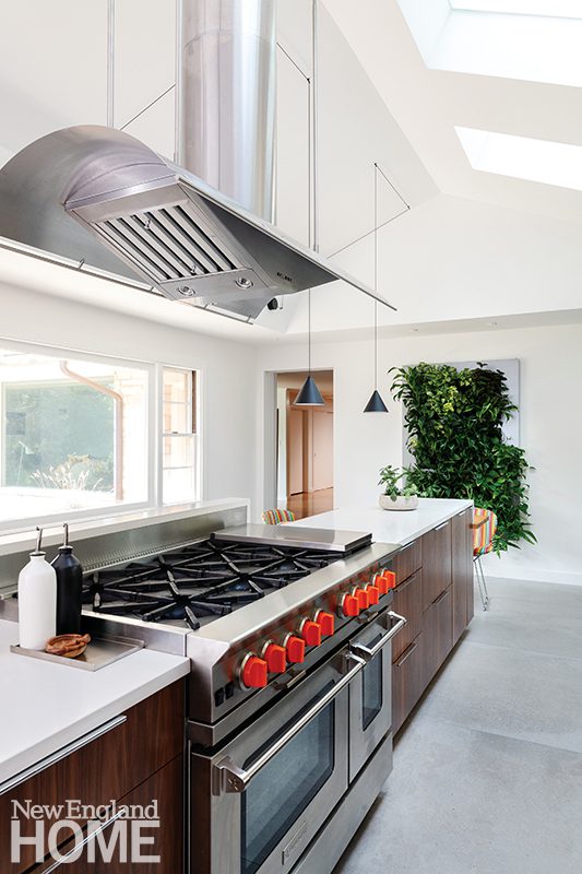 A Mid-Century Kitchen in Red