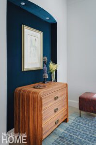 Entryway with a small alcove upholstered on blue velvet