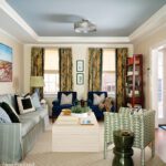 Living room with beige and white wallpaper and a light blue ceiling